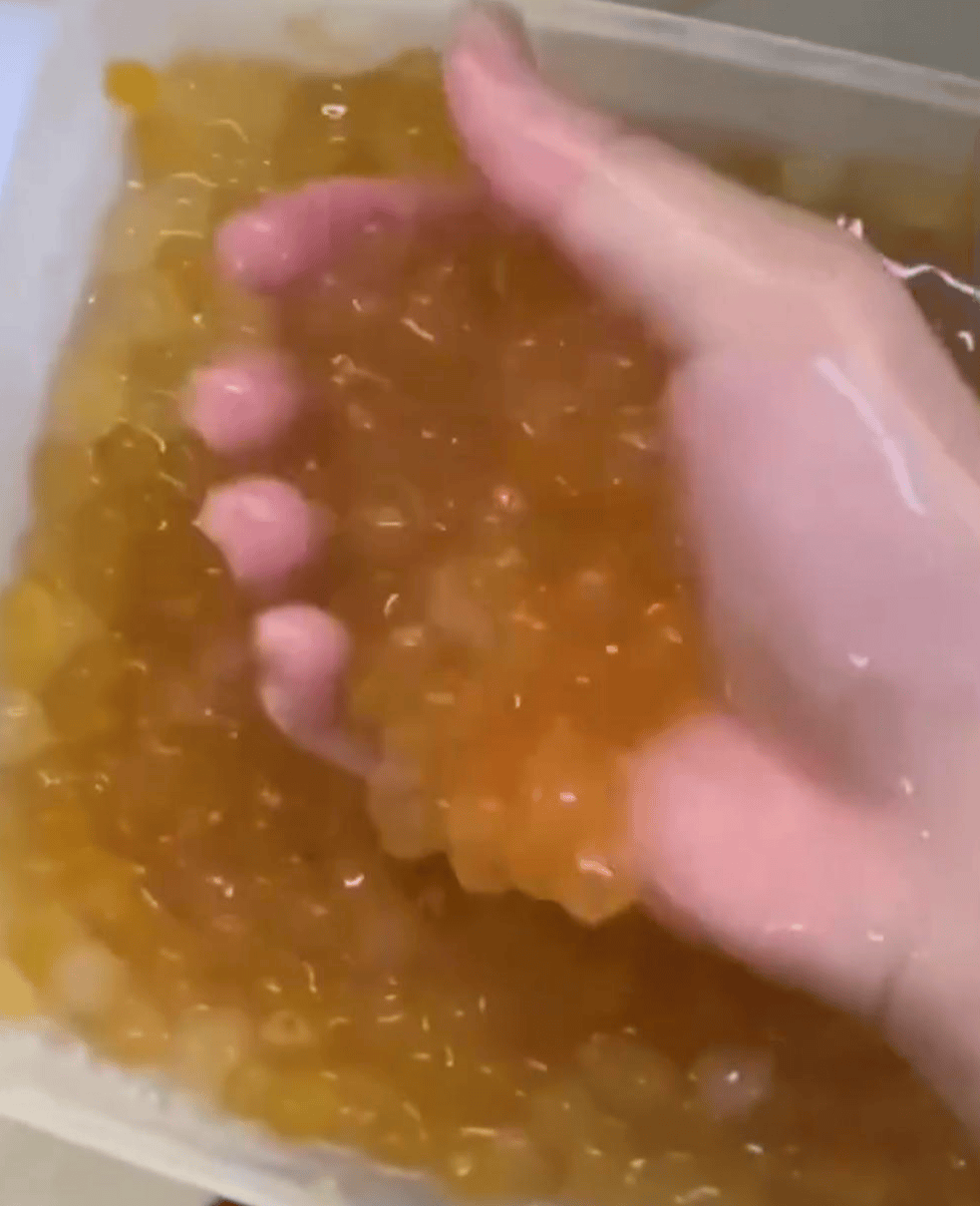 深圳一奶茶店员工脱下拖鞋放进小料盆,店长称其第一天上班已被警方带走 “贡茶总部”否认是加盟店