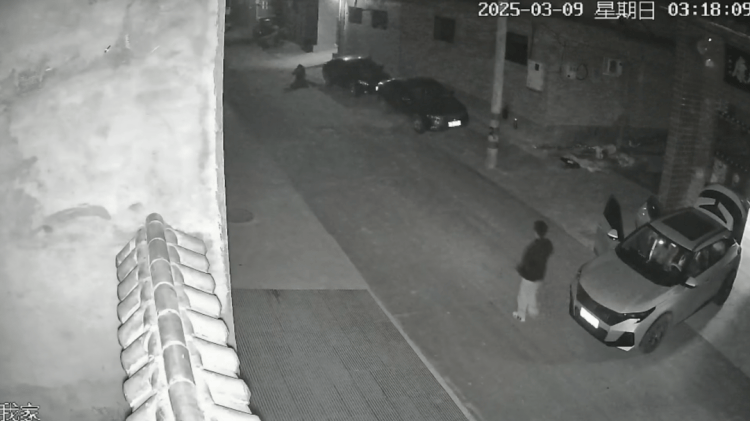 监控曝光!山西一男子因前女友拒复合持刀闯入家中,女子哥哥在家门口遇害,案件近日将开庭