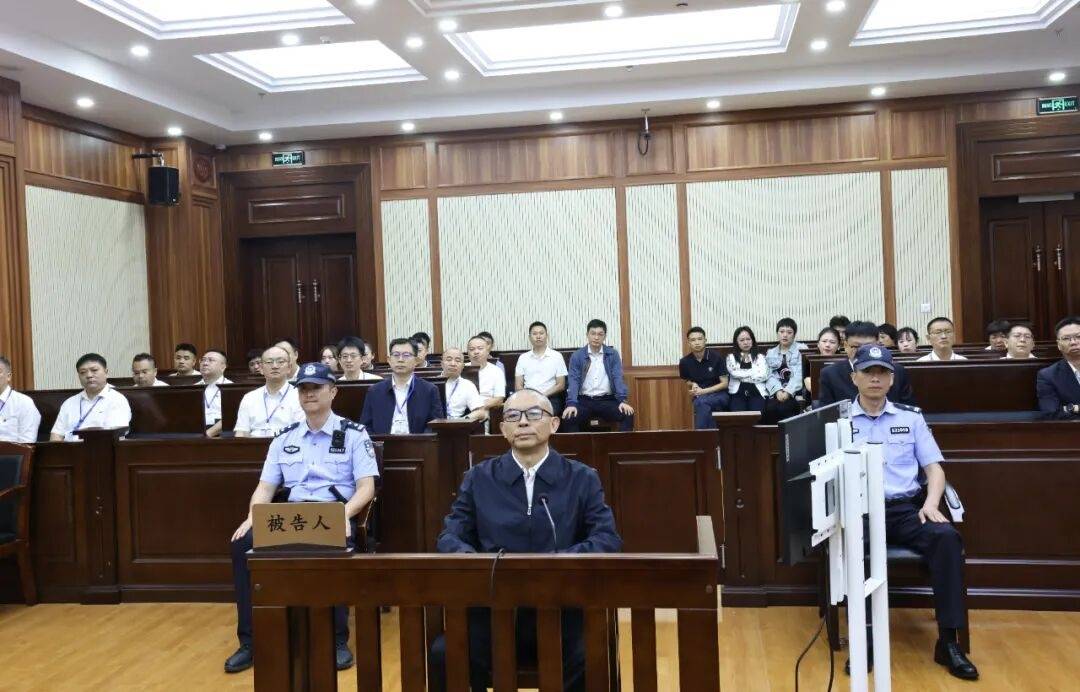 受贿2207万余元，贵州省人大常委会法制工作委员会原副主任陈少荣受审，今年1月被查