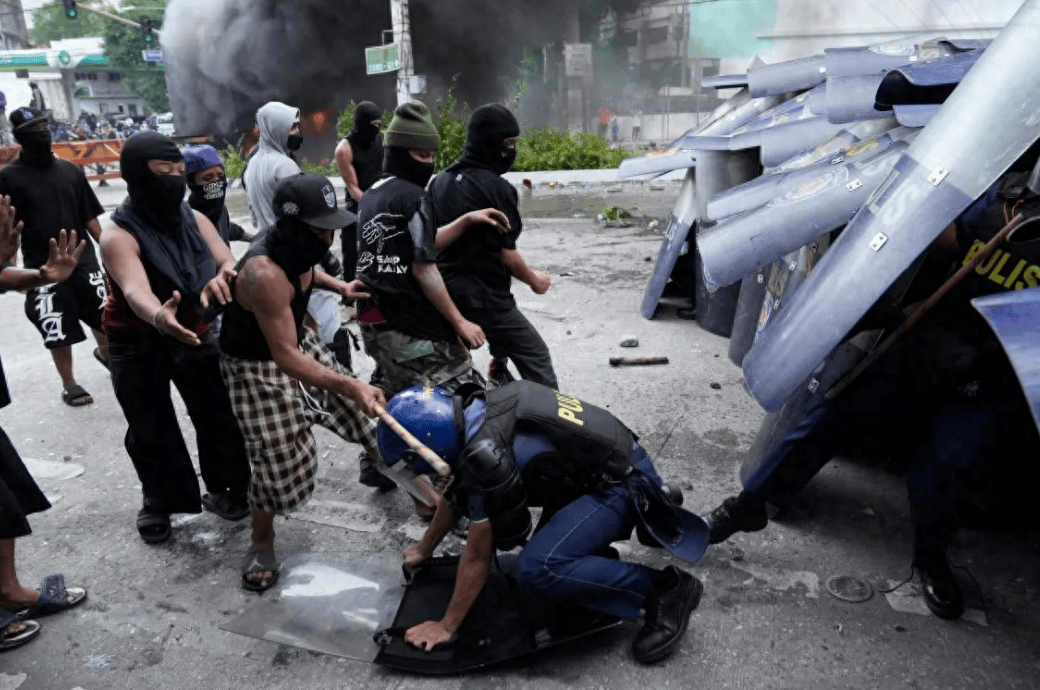 菲总统府前被烧出一片火海,马科斯下落不明,菲律宾全国超20城全乱了