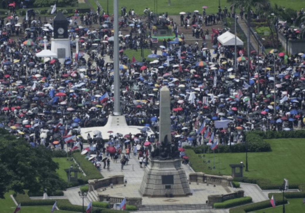 菲总统府前被烧出一片火海,马科斯下落不明,菲律宾全国超20城全乱了