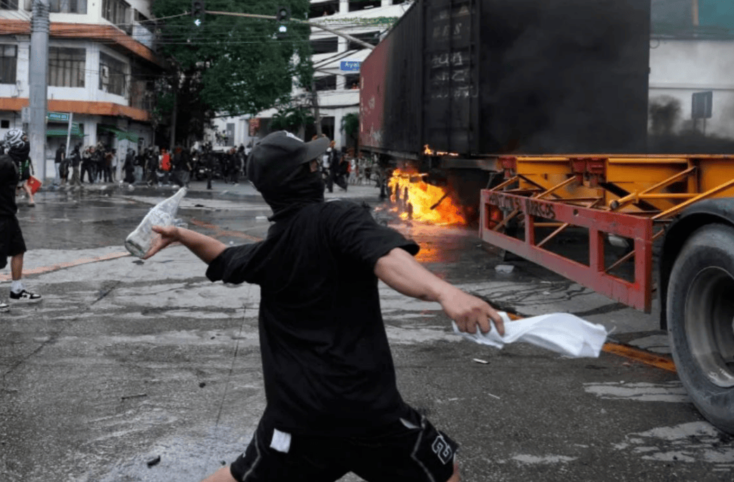 菲总统府前被烧出一片火海,马科斯下落不明,菲律宾全国超20城全乱了