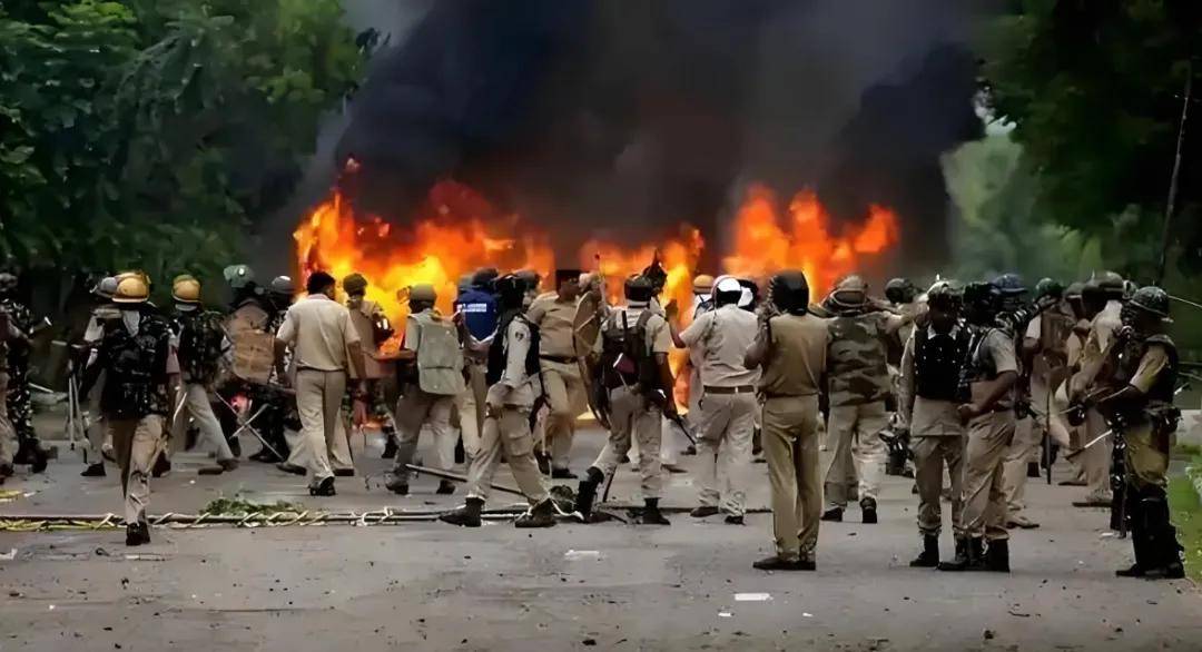 印度大军虎视眈眈！巴铁向中国借钱，开口就是100亿，这钱能借吗？