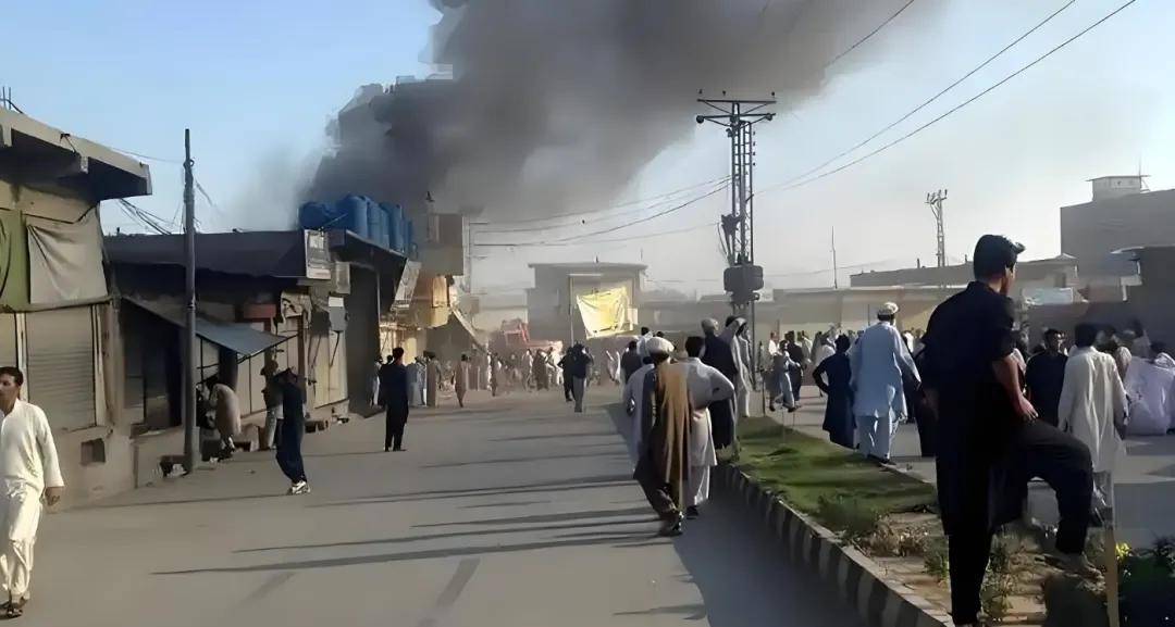 印度大军虎视眈眈！巴铁向中国借钱，开口就是100亿，这钱能借吗？